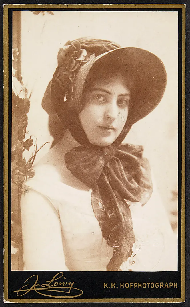 Lola Beeth