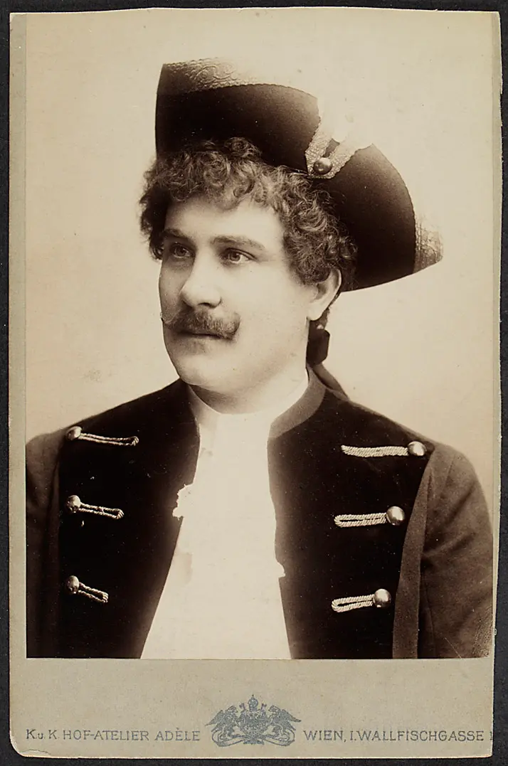 Franz Naval, Verweis auf Stücktitel: Die weiße Dame
