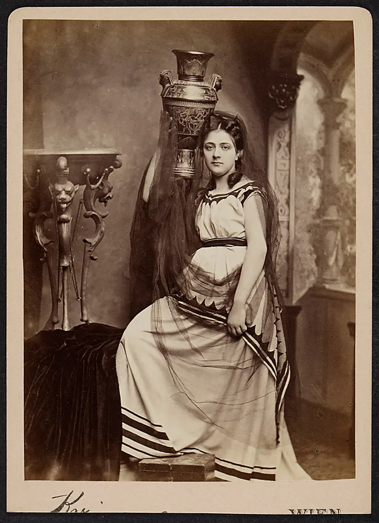 Nina Weisse, Verweis auf Stücktitel: Antigone