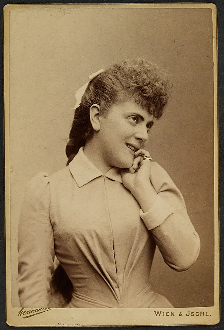 Bertha Hausner, Verweis auf Stücktitel: Die Maus