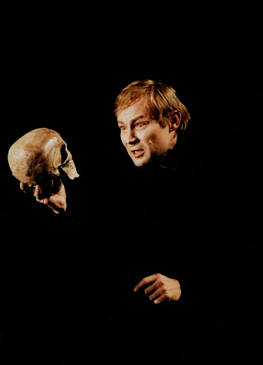 Klaus Maria Brandauer, Verweis auf Stücktitel: Hamlet