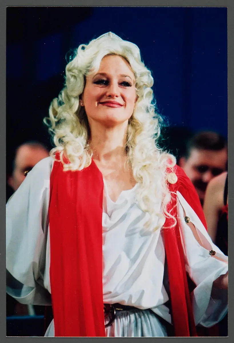 Ingrid Mankhof, Verweis auf Stücktitel: Die schöne Helena