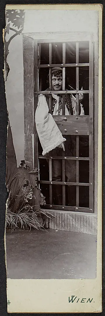 Leopold Natzler, Verweis auf Stücktitel: Die rote Brieftasche