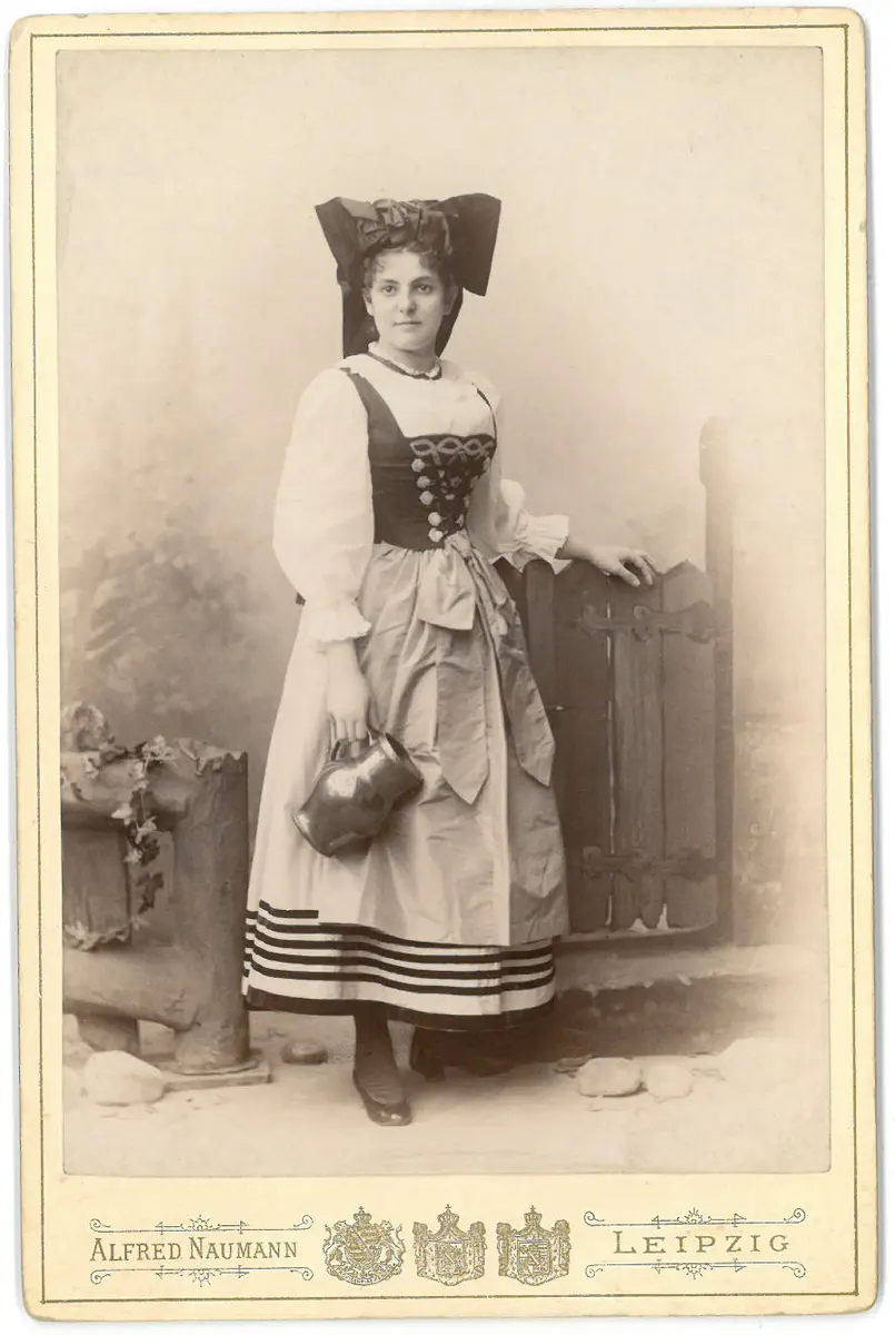 Paula Mark, Verweis auf Stücktitel: Freund Fritz