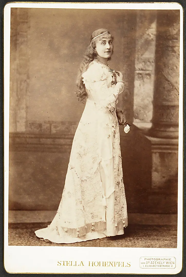 Stella Hohenfels, Verweis auf Stücktitel: Die Rose