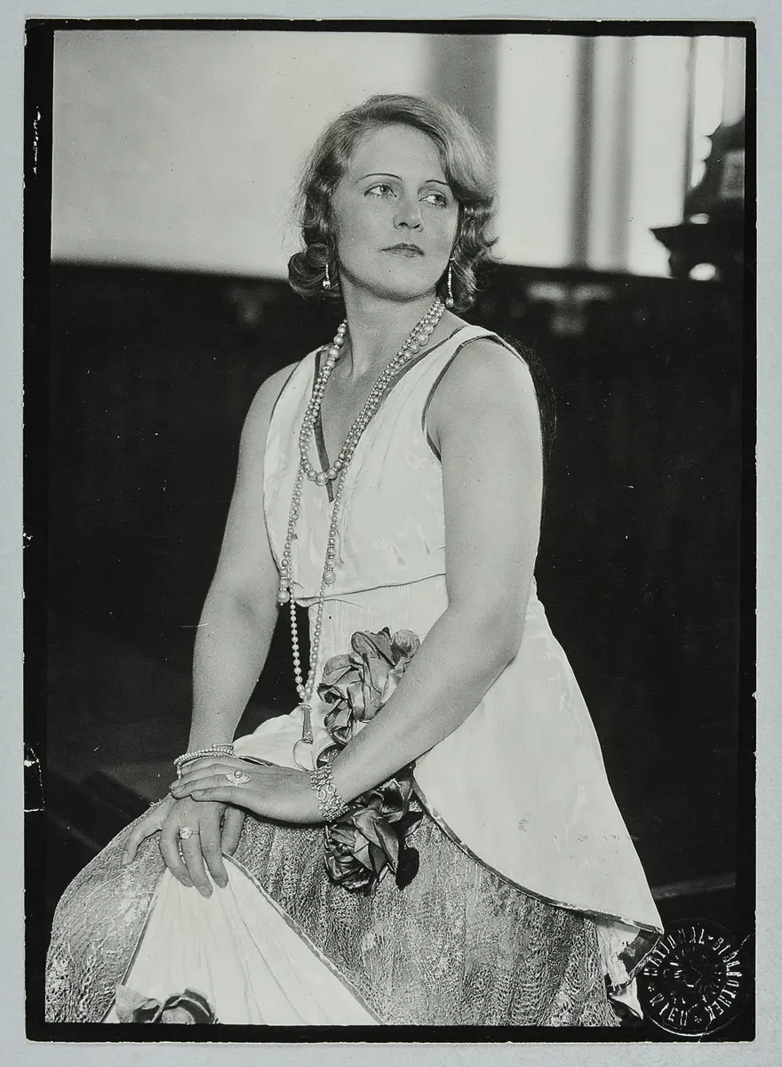 Aida Stuckering, Verweis auf Stücktitel: Masken am Mittwoch