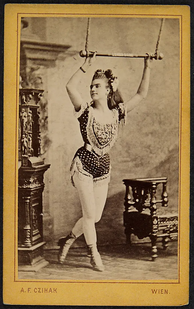 Leona Dare