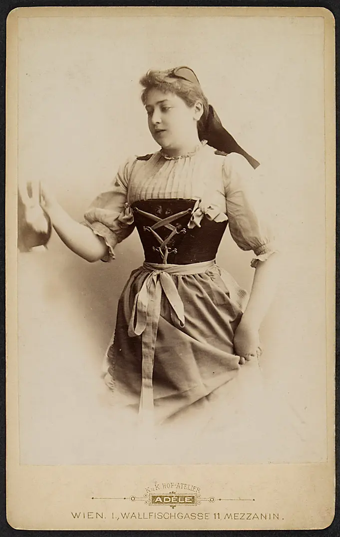 Lola Beeth, Verweis auf Stücktitel: Freund Fritz