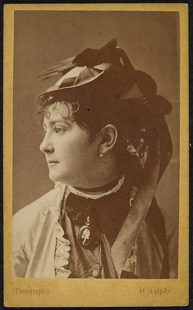 Elise Bach