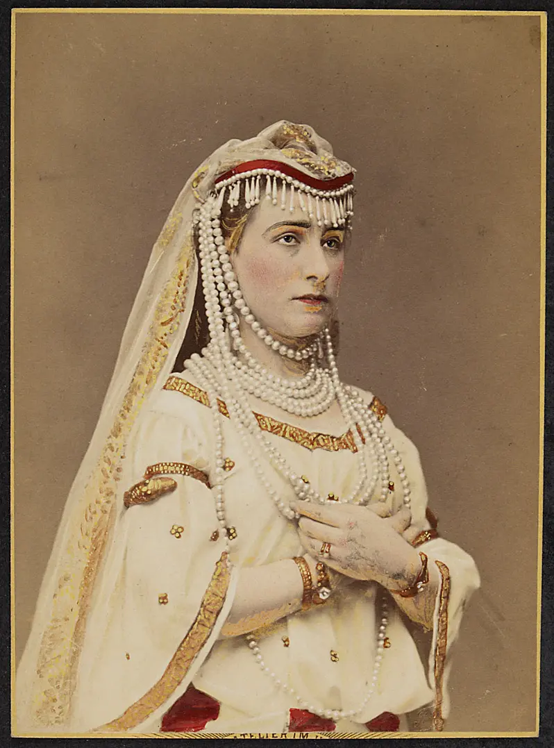Friederike Bognar, Verweis auf Stücktitel: Esther