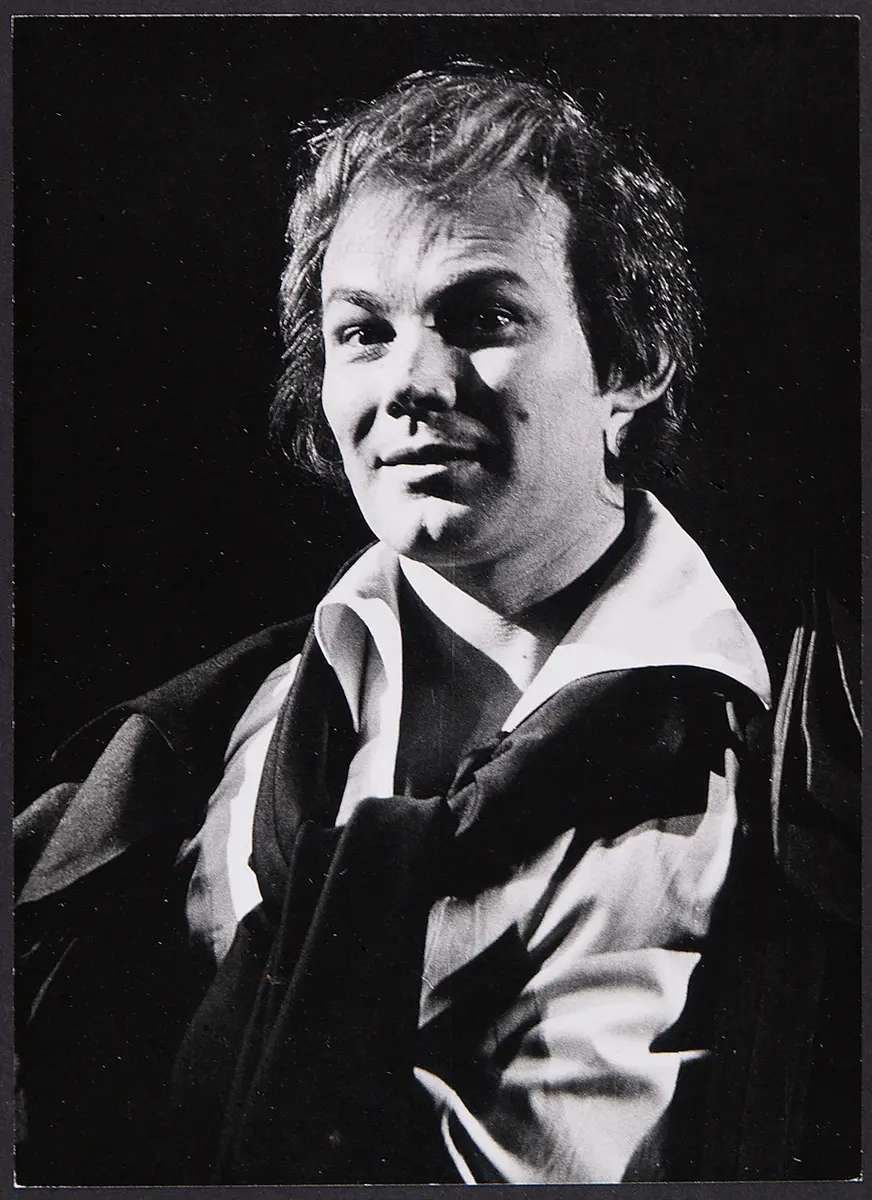 Klaus Maria Brandauer, Verweis auf Stücktitel: Der grüne Kakadu