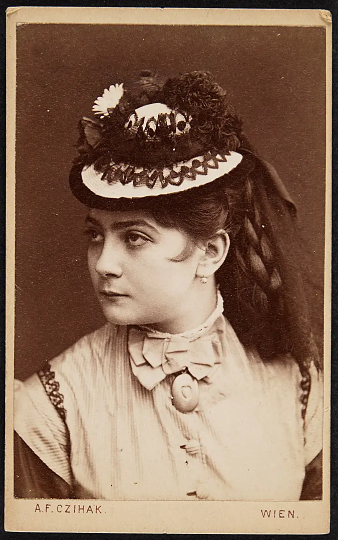 Elise Bach