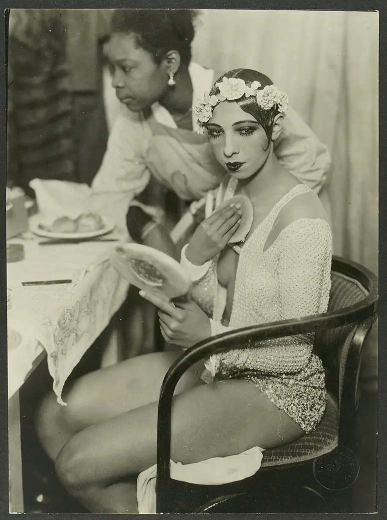 Josephine Baker, Verweis auf Stücktitel: Schwarz auf Weiss