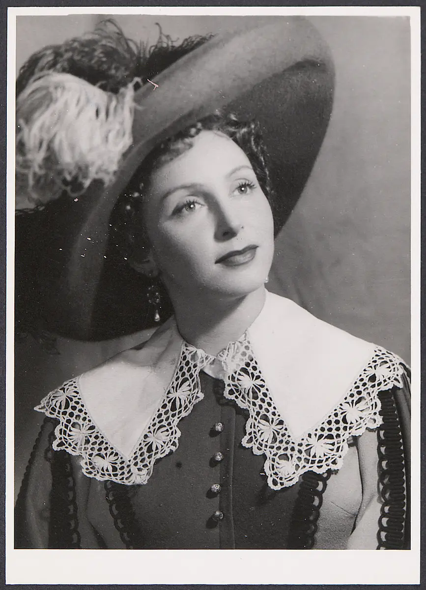 Judith Holzmeister, Verweis auf Stücktitel: Cyrano de Bergerac