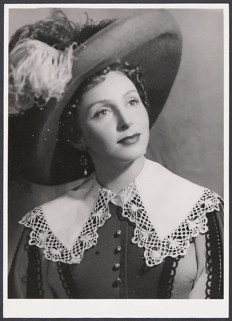 Judith Holzmeister, Verweis auf Stücktitel: Cyrano de Bergerac