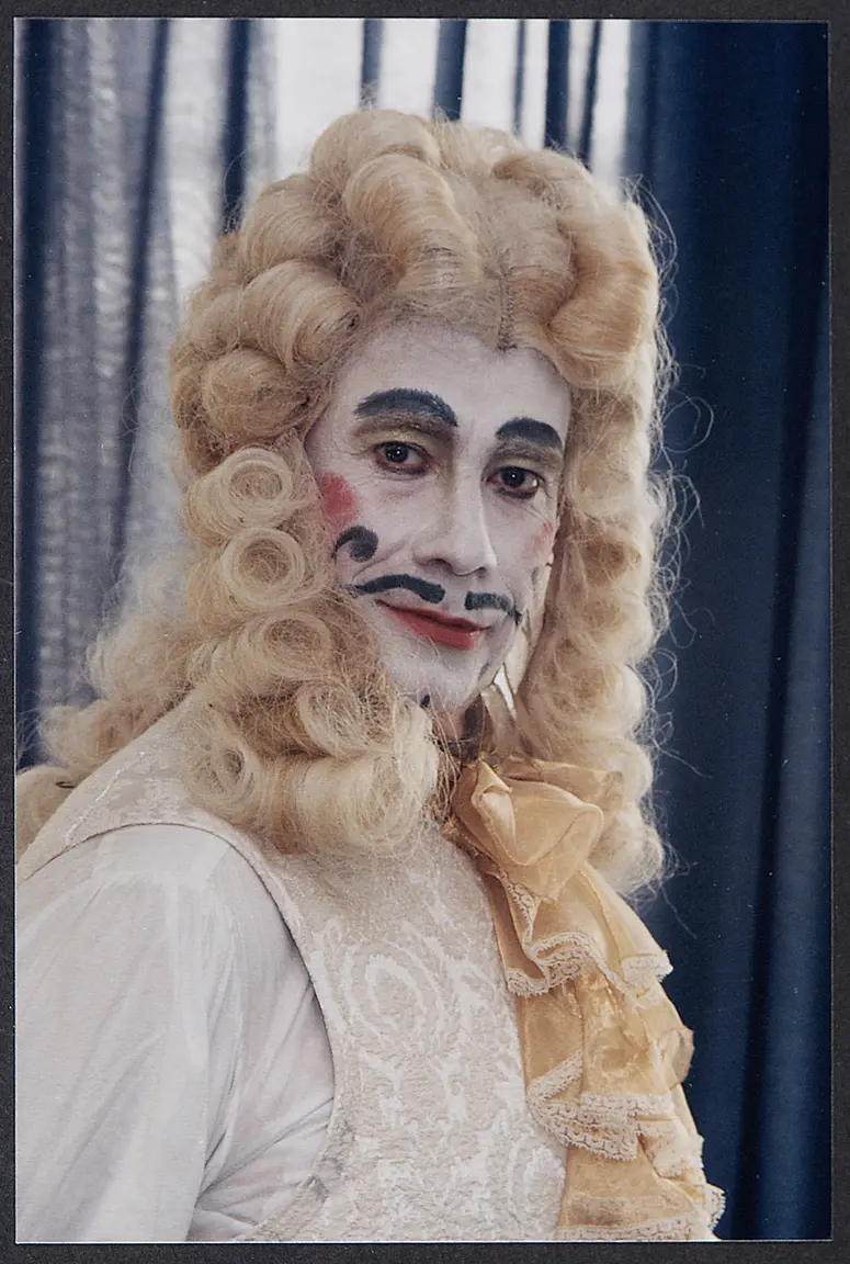 Jake Gardner, Verweis auf Stücktitel: La Cenerentola