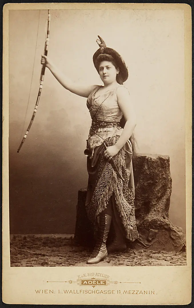 Lola Beeth, Verweis auf Stücktitel: Merlin