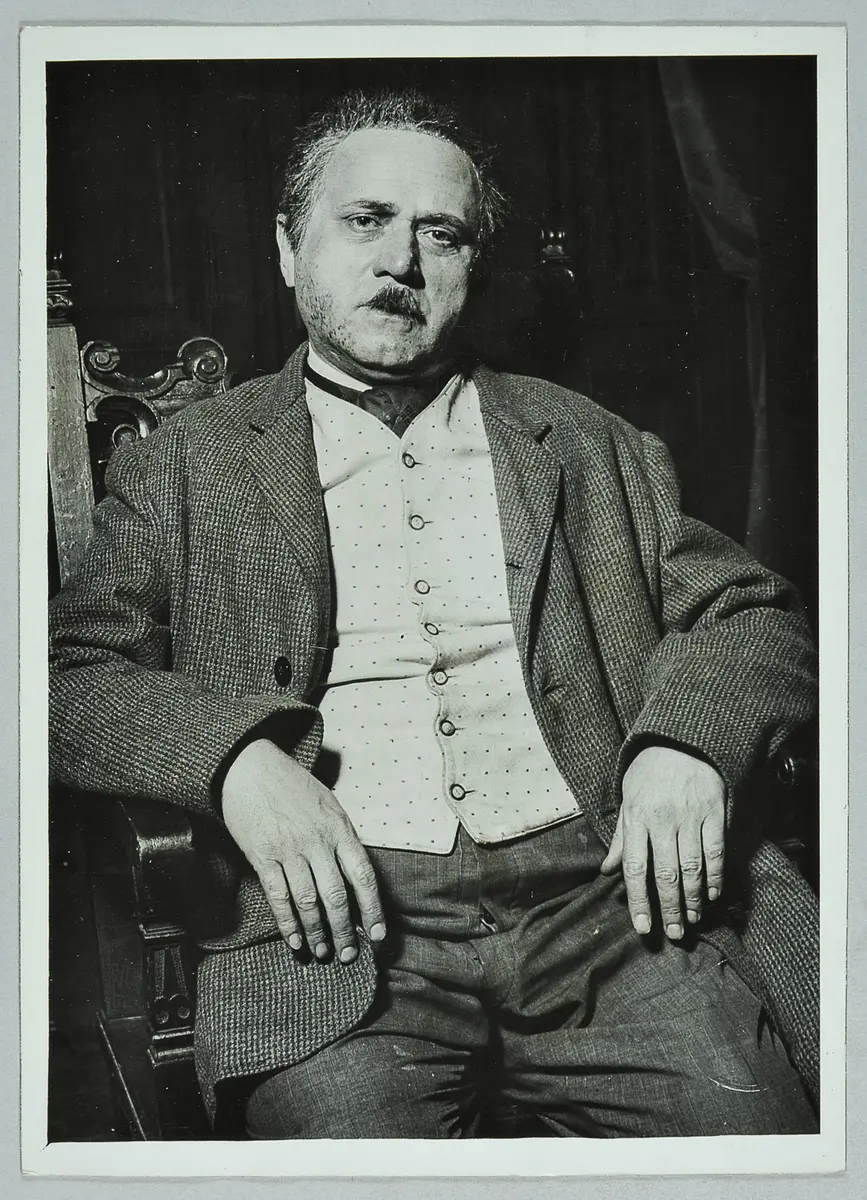 Ludwig Stössel, Verweis auf Stücktitel: Familie Schimek