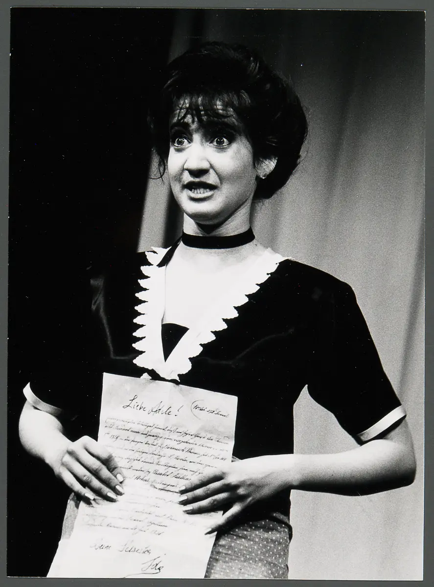 Elysabeth Muscat, Verweis auf Stücktitel: Die Fledermaus