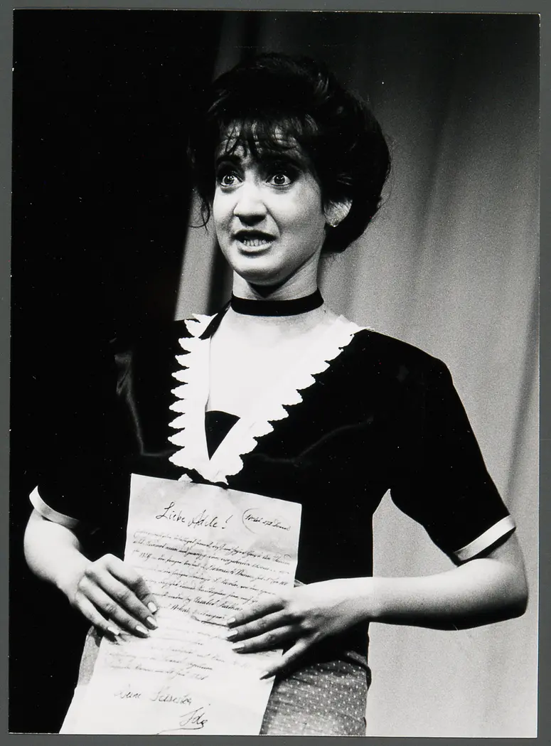 Elysabeth Muscat, Verweis auf Stücktitel: Die Fledermaus