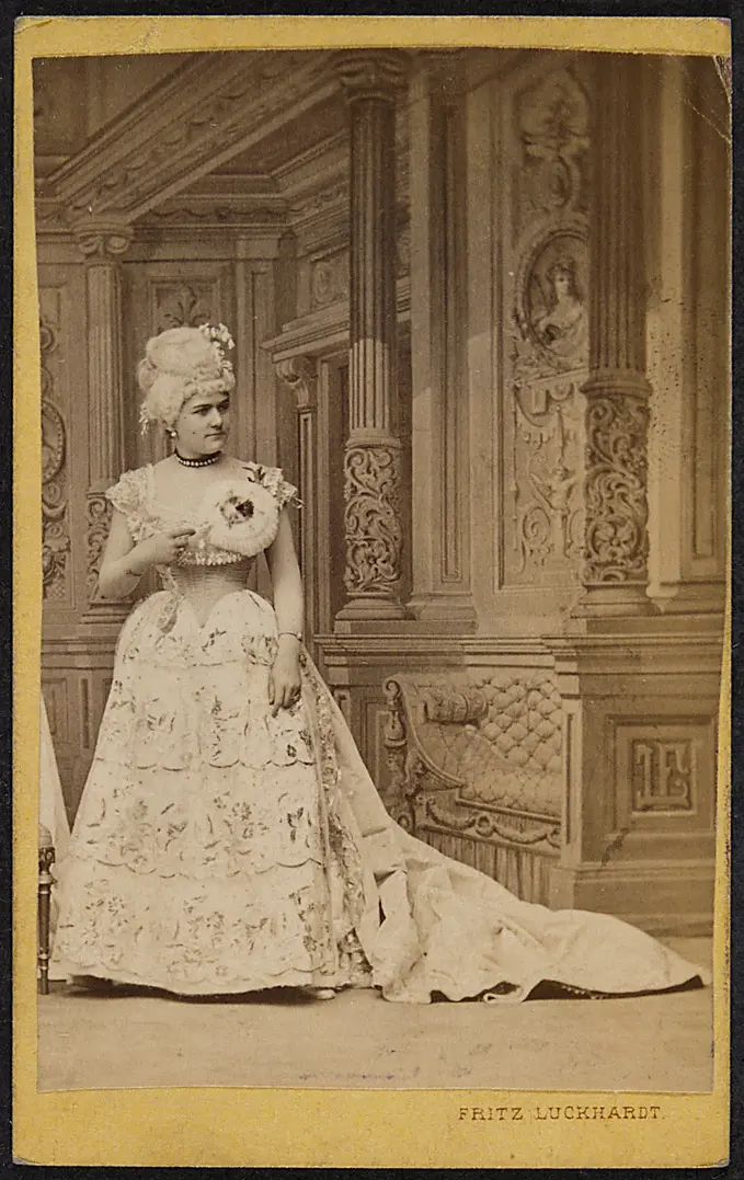 Hermine Meyerhoff, Verweis auf Stücktitel: Schönröschen