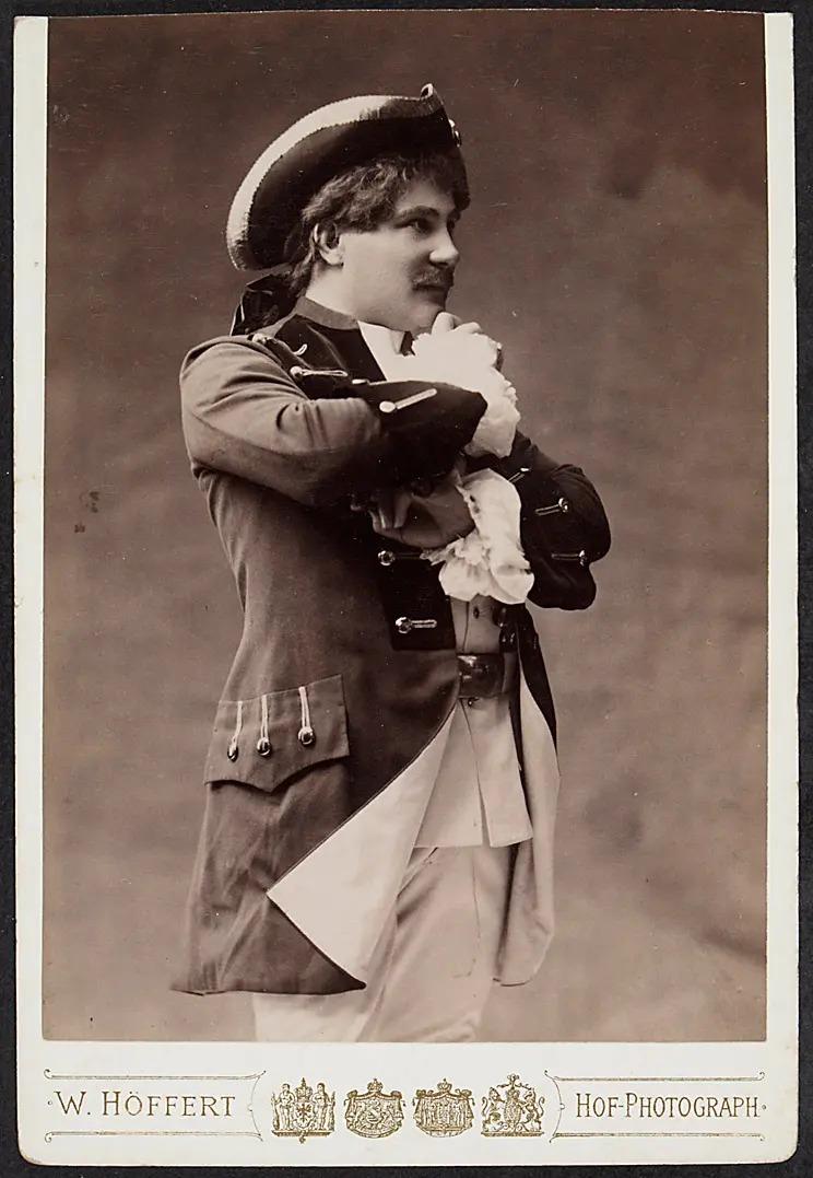 Franz Naval, Verweis auf Stücktitel: Die weiße Dame