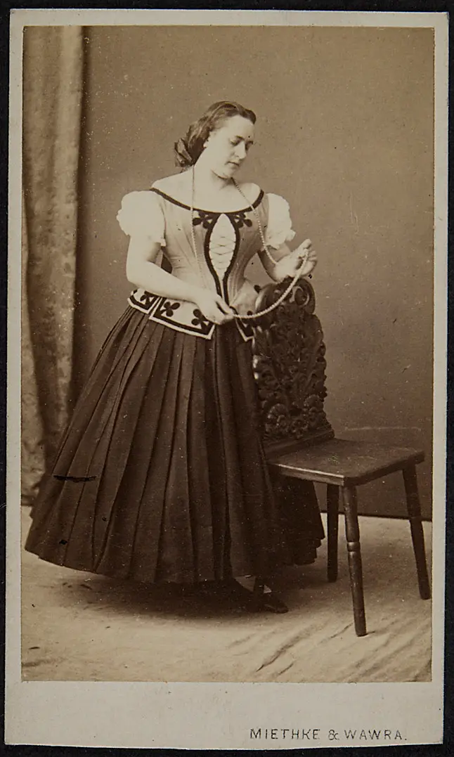 Louise Dustmann, Verweis auf Stücktitel: Hans Heiling