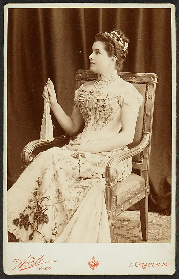 Marie Renard, Verweis auf Stücktitel: Die Fledermaus