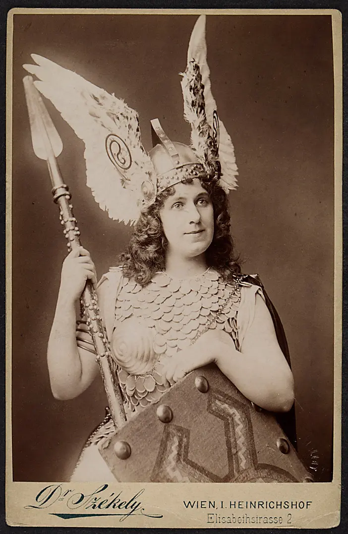 Edith Walker, Verweis auf Stücktitel: Götterdämmerung