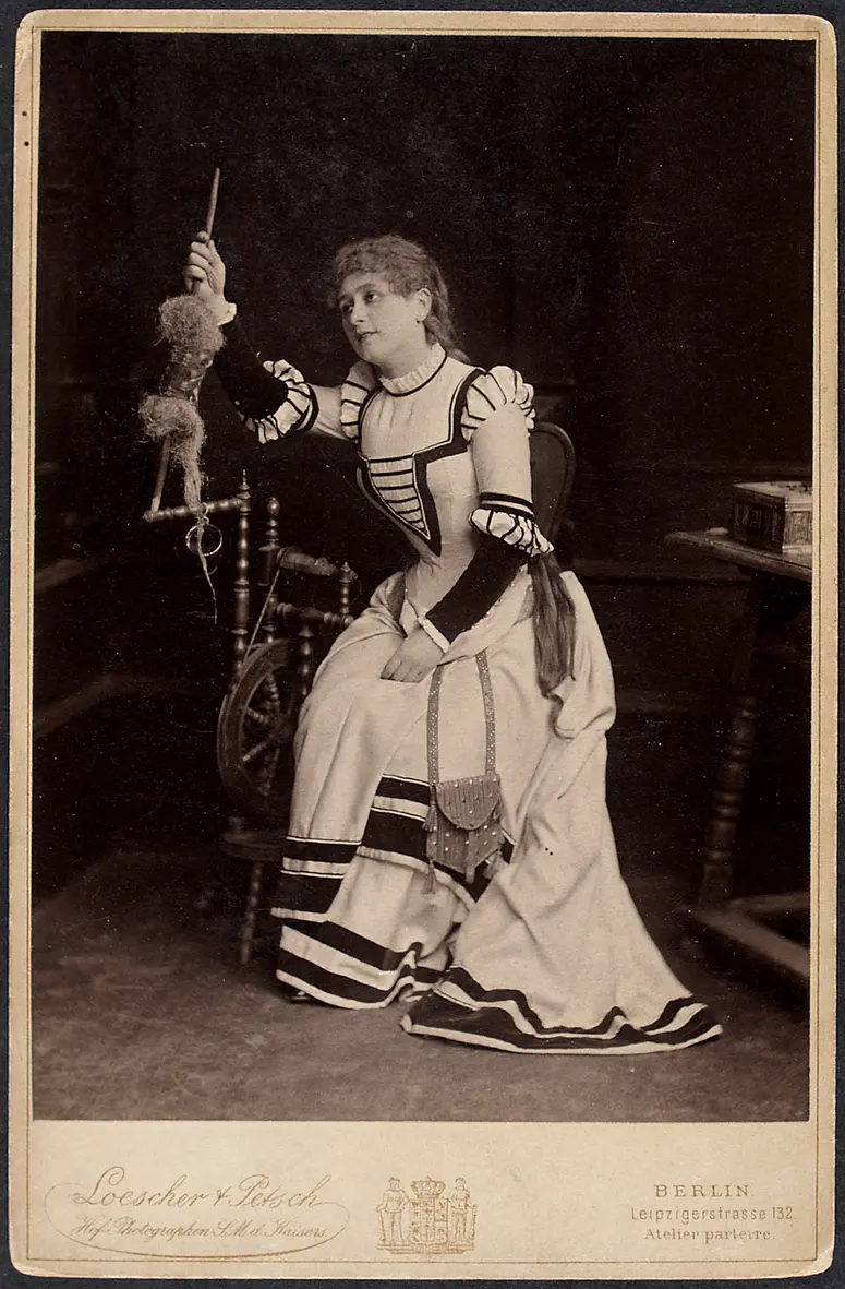 Mary Barkany, Verweis auf Stücktitel: Faust