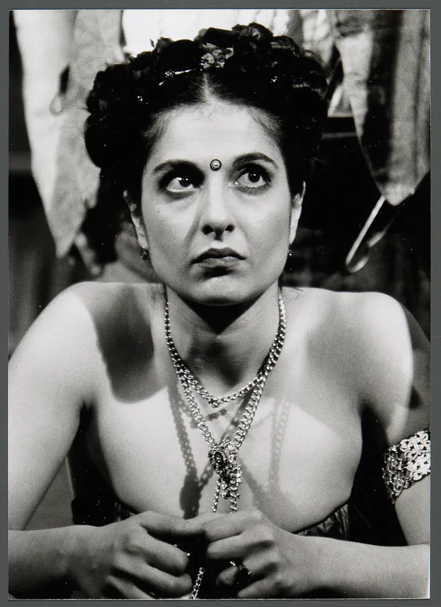 Proschat Madani, Verweis auf Stücktitel: Dame Kobold