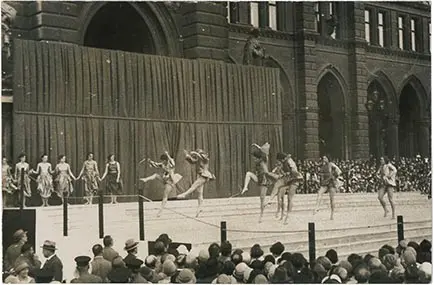 Schuberttänze, Alternativtitel: Tänze vor dem Rathaus, Alternativtitel: Schubertjahr