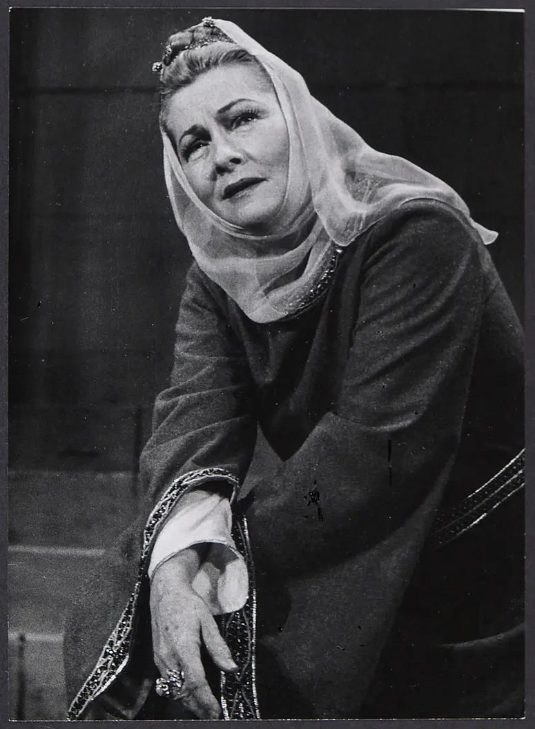 Joan Fontaine, Verweis auf Stücktitel: The Lion in Winter