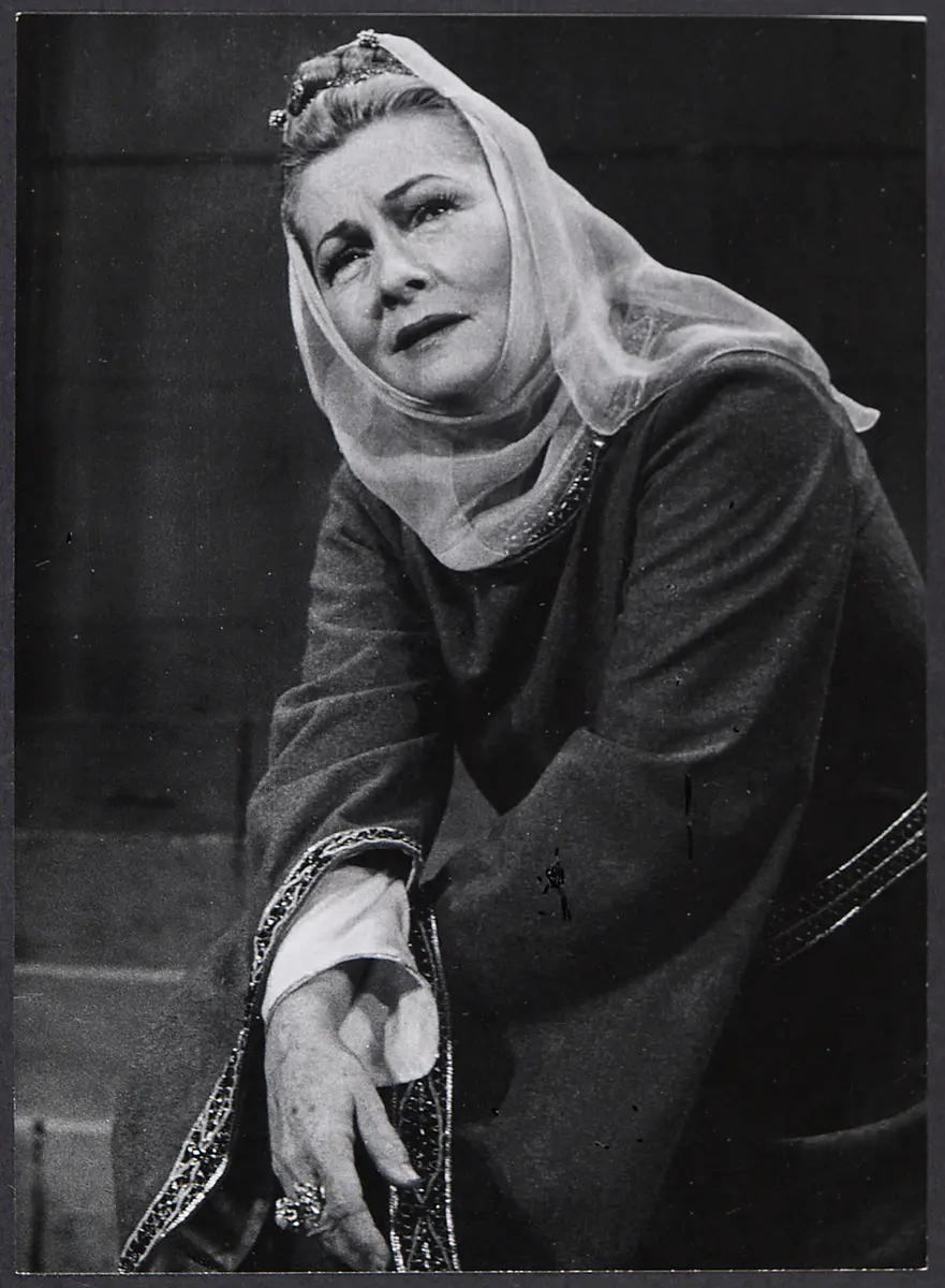 Joan Fontaine, Verweis auf Stücktitel: The Lion in Winter