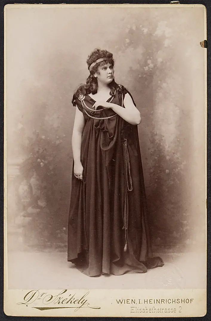 Pauline Schweighofer, Verweis auf Stücktitel: Medea