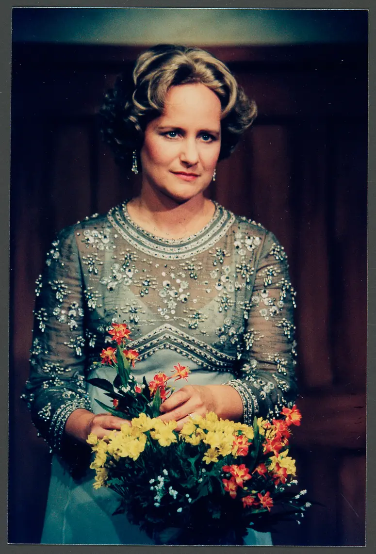 Laura Mitchell, Verweis auf Stücktitel: Blithe Spirit