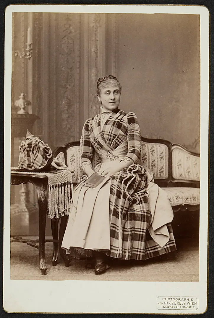 Stella Hohenfels, Verweis auf Stücktitel: Feenhände