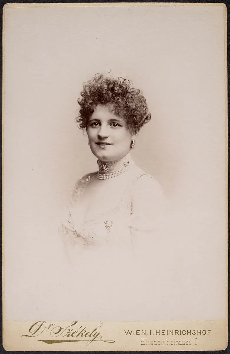 Annie Dirkens, Verweis auf Stücktitel: Göttin der Vernunft