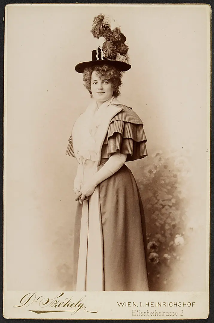 Annie Dirkens, Verweis auf Stücktitel: Die Göttin der Vernunft