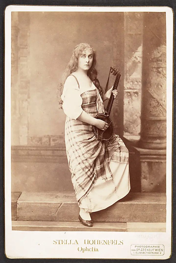 Stella Hohenfels, Verweis auf Stücktitel: Hamlet