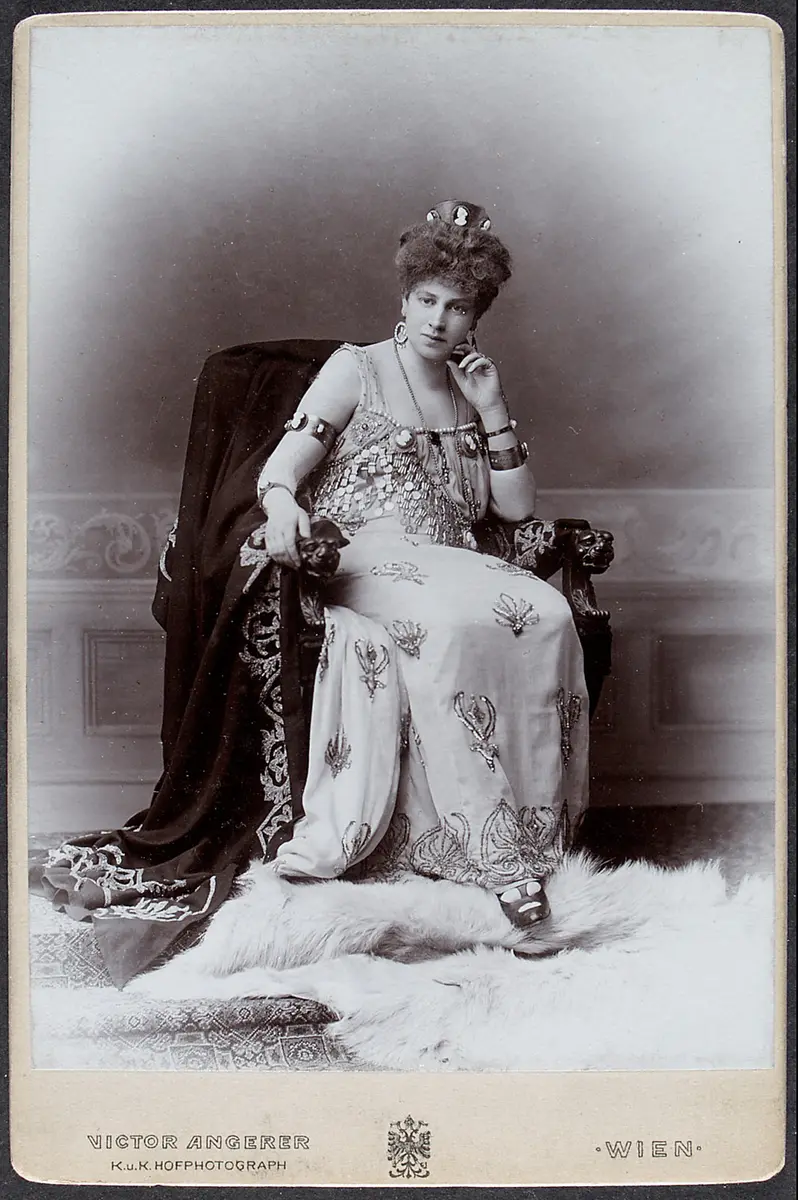 Rosa Fasser, Verweis auf Stücktitel: Im Zeichen des Kreuzes