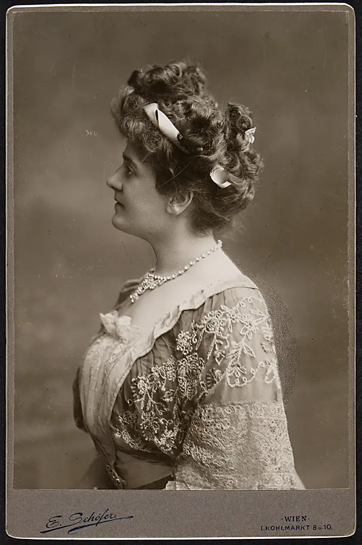 Lotte Witt, Verweis auf Stücktitel: Anna Karenina