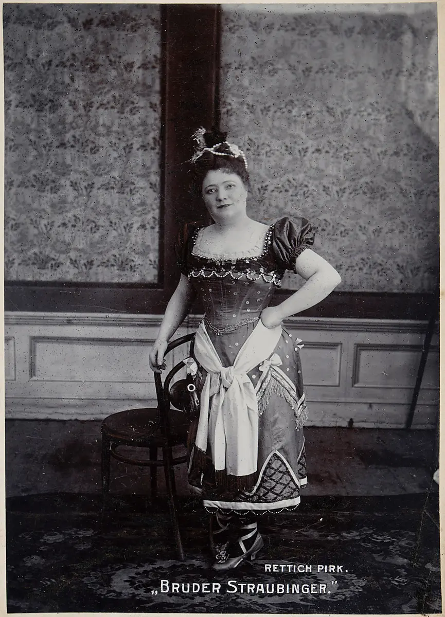 Sarolta von Rettich-Pirk, Verweis auf Stücktitel: Bruder Straubinger