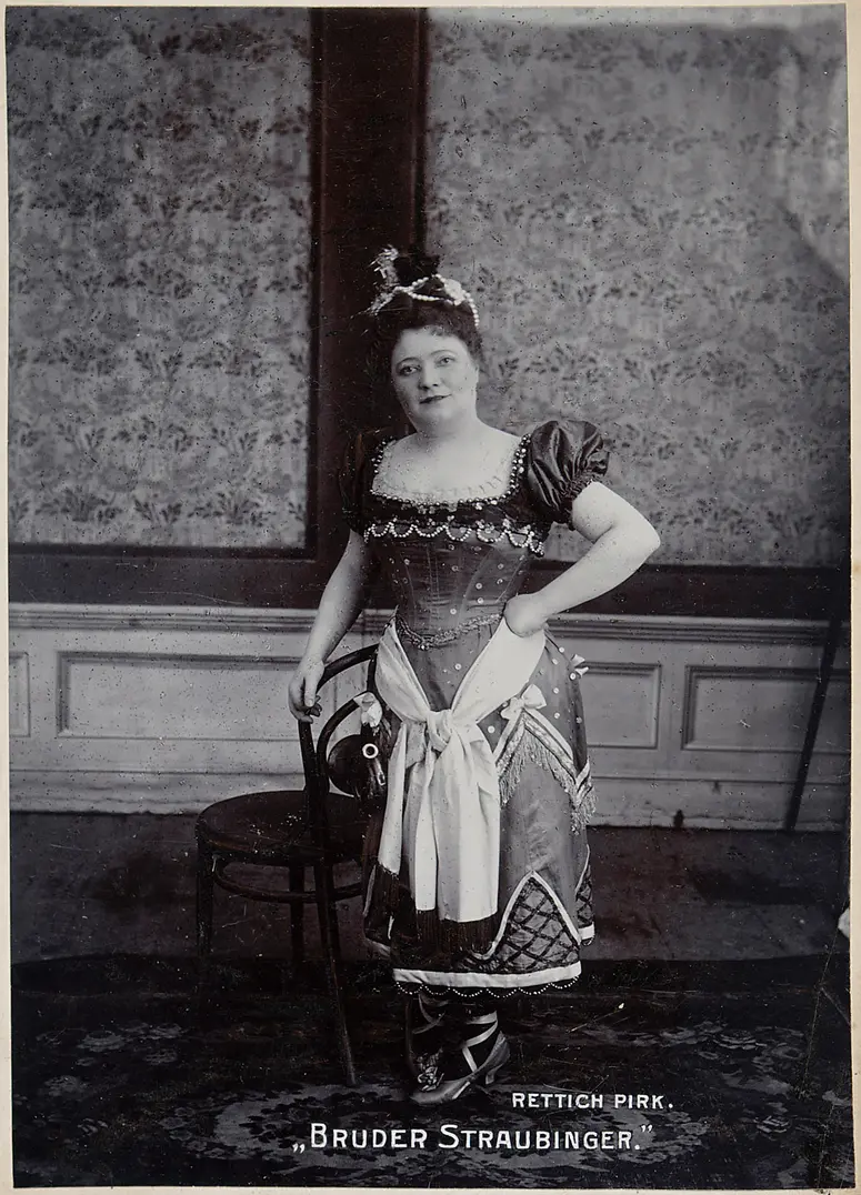 Sarolta von Rettich-Pirk, Verweis auf Stücktitel: Bruder Straubinger