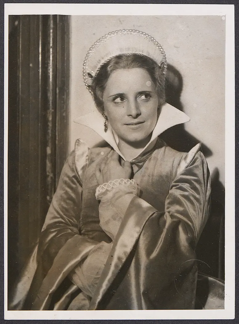 Julia Janssen, Verweis auf Stücktitel: Elisabeth und Essex