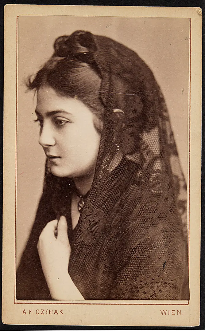 Elise Bach