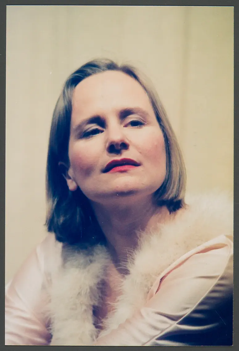 Laura Mitchell, Verweis auf Stücktitel: Private Lives