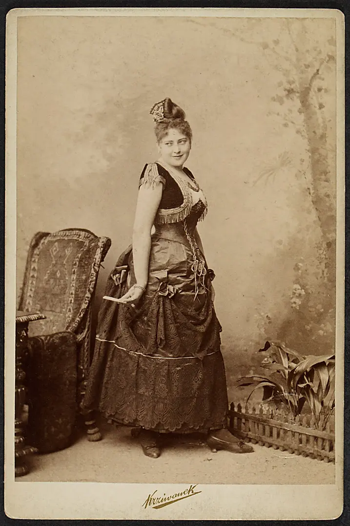 Lola Beeth, Verweis auf Stücktitel: Die Hochzeit des Figaro