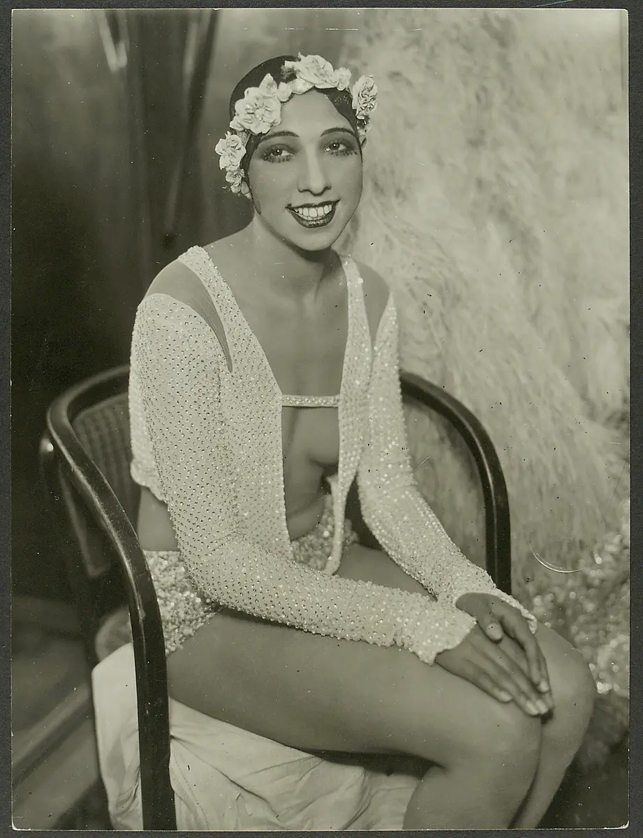 Josephine Baker, Verweis auf Stücktitel: Schwarz auf Weiss