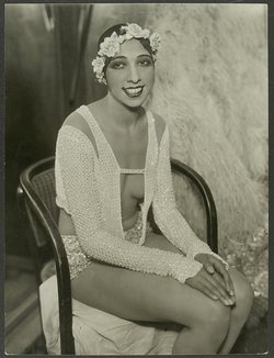 Josephine Baker, Verweis auf Stücktitel: Schwarz auf Weiss